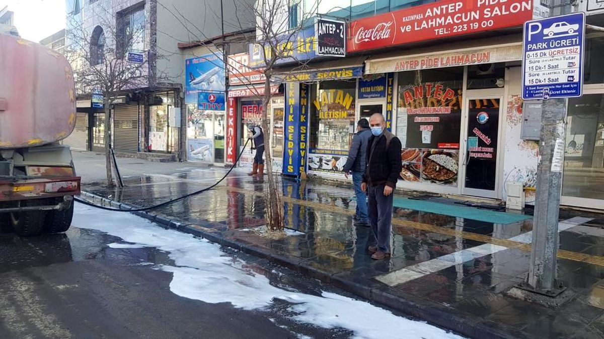 Kars\'ta kaldırımlar köpüklü suyla yıkanıyor