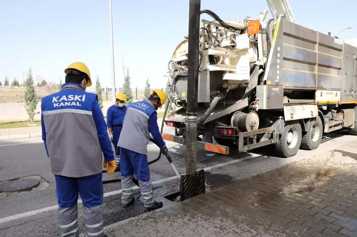 KASKİ ızgaraları temizliyor