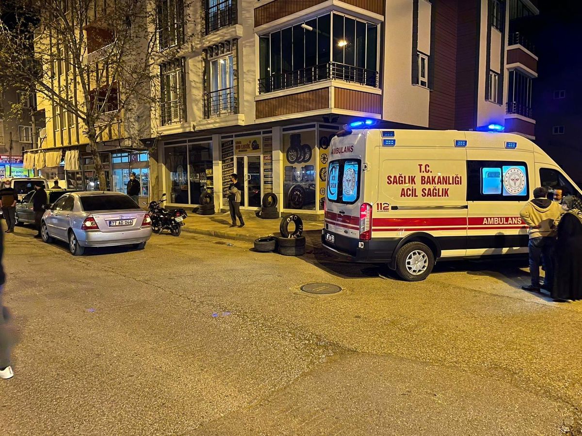 Kontrolden çıkan motosiklet devrildi: 3 yaralı