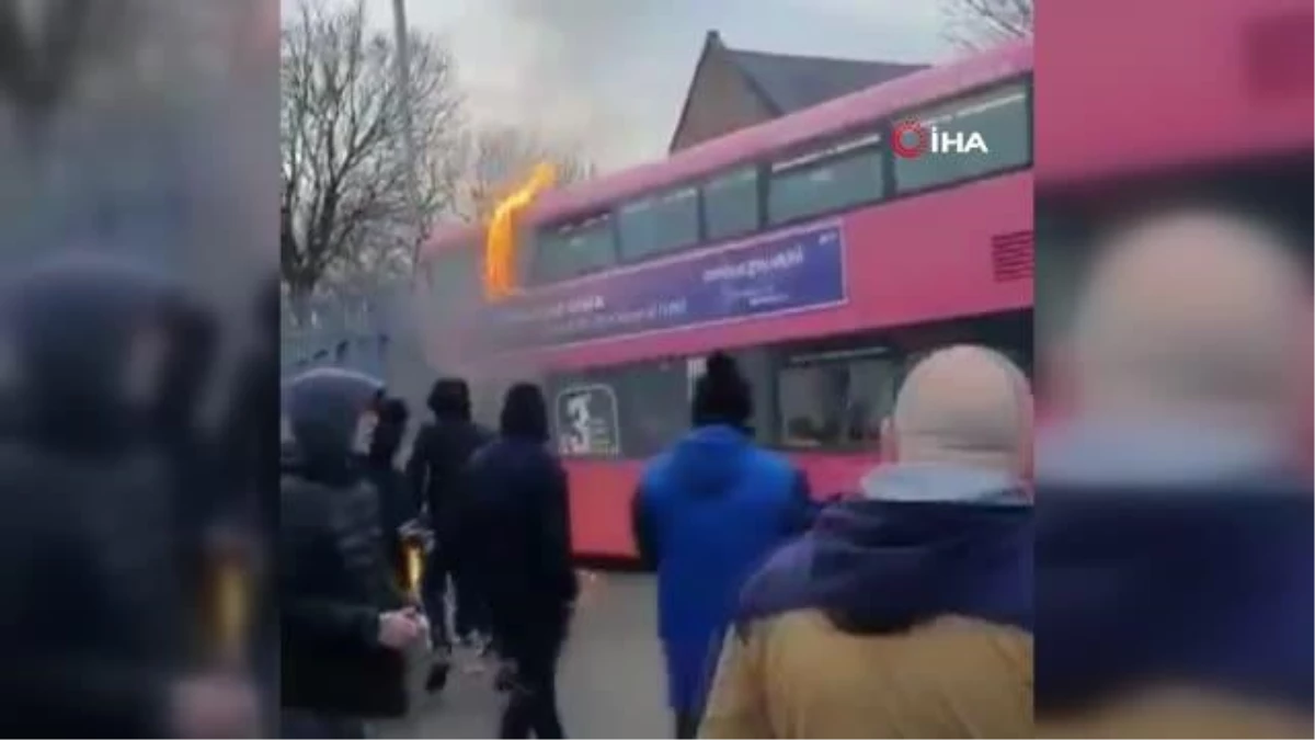 Son dakika gündem: - Kuzey İrlanda\'da protestolar şiddet olaylarına dönüştü- Otobüs ve arabalar ateşe verildi