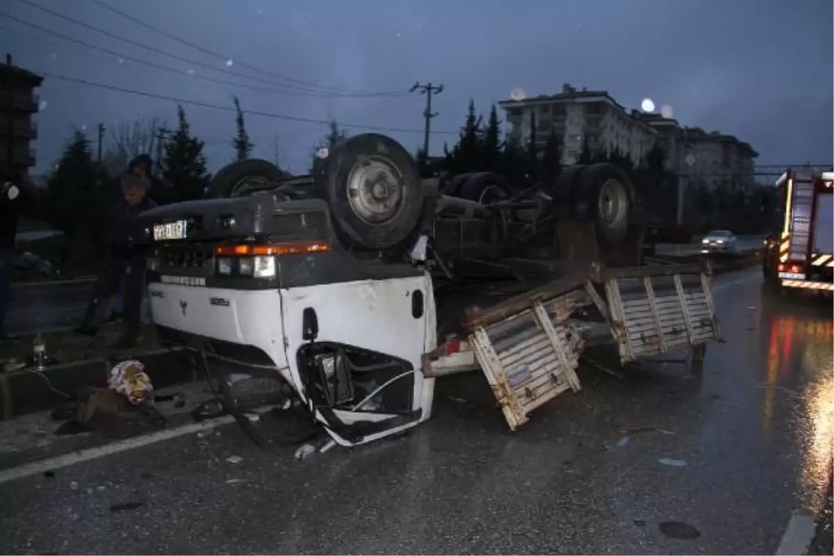 Manisa\'da TIR\'ın çarptığı kamyonet takla atıp, karşı şeride geçti: 4 yaralı