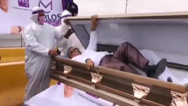 Meksika'da ilginç seçim kampanyası: Tabuttan çıkarak seçmenden oy istedi Meksika'da ilginç seçim kampanyası: Tabuttan çıkarak seçmenden oy istedi