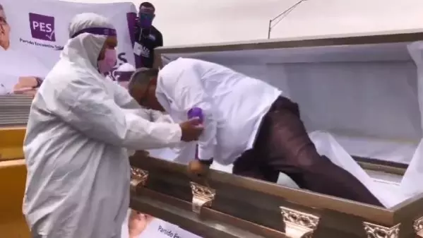 Meksika'da ilginç seçim kampanyası: Tabuttan çıkarak seçmenden oy istedi Meksika'da ilginç seçim kampanyası: Tabuttan çıkarak seçmenden oy istedi