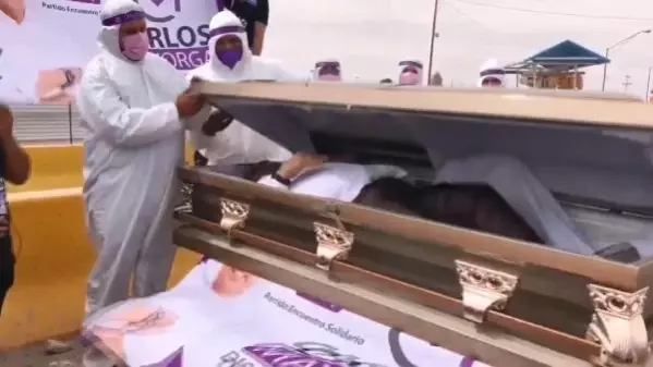 Meksika'da ilginç seçim kampanyası: Tabuttan çıkarak seçmenden oy istedi Meksika'da ilginç seçim kampanyası: Tabuttan çıkarak seçmenden oy istedi