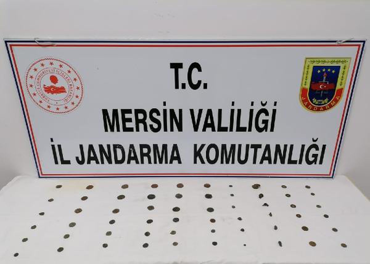 Son dakika... Mersin\'de otomobilde 56 bronz sikke ve 7 metal obje ele geçti