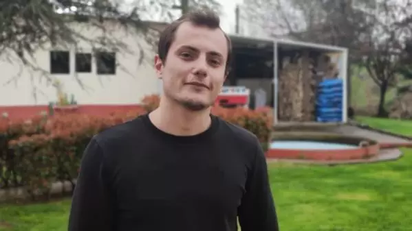 İç ısıtan görüntü! Montunu mendil satan çocuğa veren genç takdir topladı İç ısıtan görüntü! Montunu mendil satan çocuğa veren genç takdir topladı