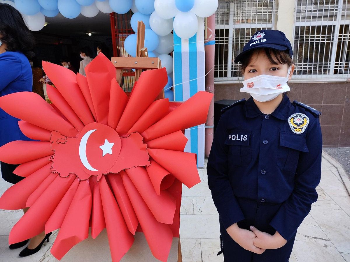 Öğrenciler polis haftasını kutladı