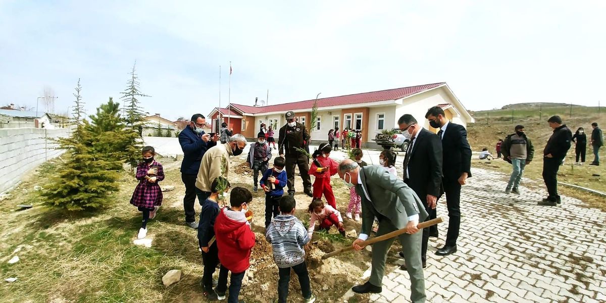 Okul bahçesinde fidan dikimi