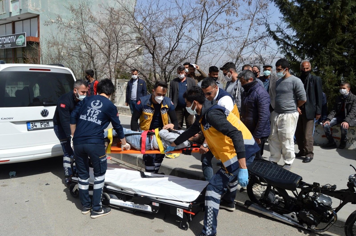 Otomobil ile motosiklet çarpıştı: 2 yaralı
