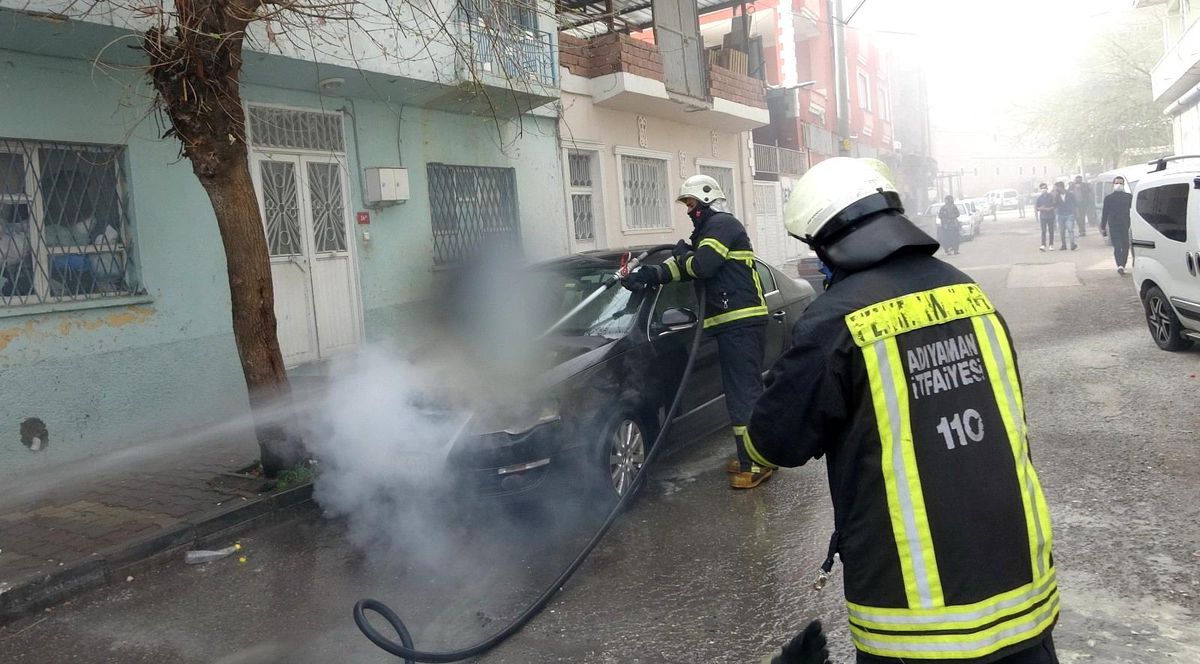 Son dakika haberi... Park halindeki otomobil yandı