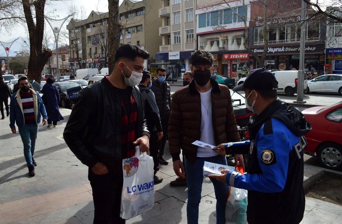 Polisler Erzincan\'ın rengini mavi yapmak için broşür dağıttı
