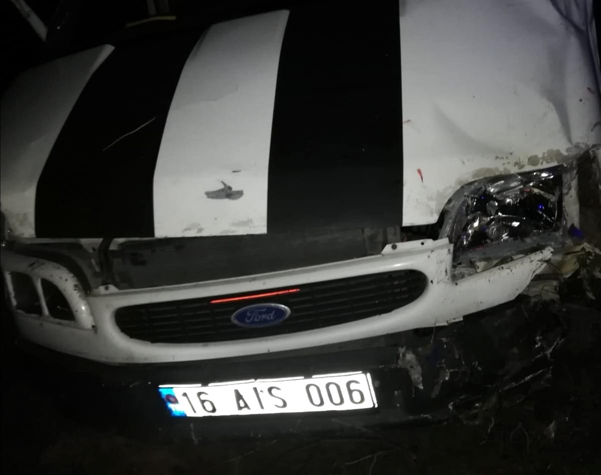 Şarampole yuvarlanmış kamyonet bulundu, sürücüye ulaşılamadı