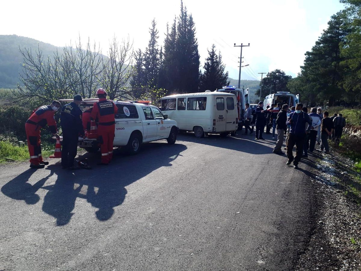 Seydikemer\'de mezarlığın duvarına çarpan minibüsteki 2 kişi yaralandı