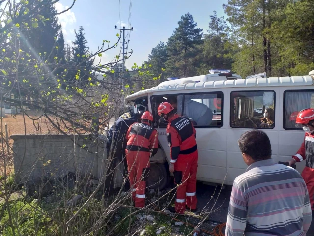 Seydikemer'de mezarlığın duvarına çarpan minibüsteki 2 kişi yaralandı