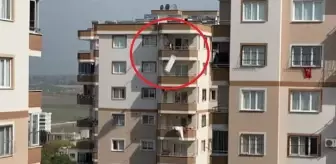 Sinir krizi geçirip evindeki eşyaları balkondan attı