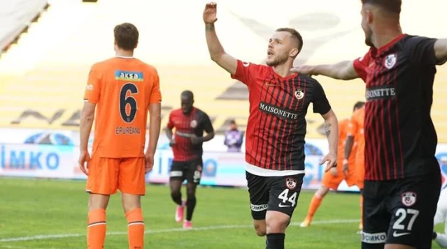 Süper Toto Süper Lig'in 33. haftasında Başakşehir, deplasmanda Gaziantep FK'ye 2-0 mağlup oldu