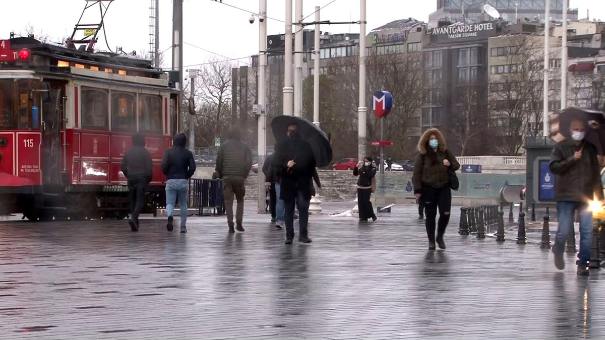 Taksim\'de rüzgar ve yağmur vatandaşlara zor anlar yaşattı
