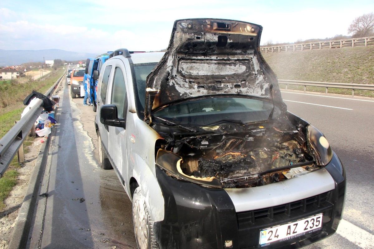 TEM\'de motor kısmı yanan hafif ticari araç kullanılamaz hale geldi