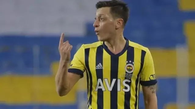Temposunu yükselten Mesut Özil'in forma talebi reddedildi Temposunu yükselten Mesut Özil'in forma talebi reddedildi