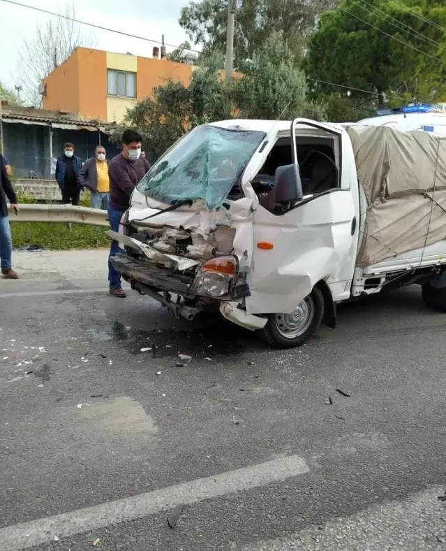 Tıra arkadan çarpan kamyonetin sürücüsü yaralandı