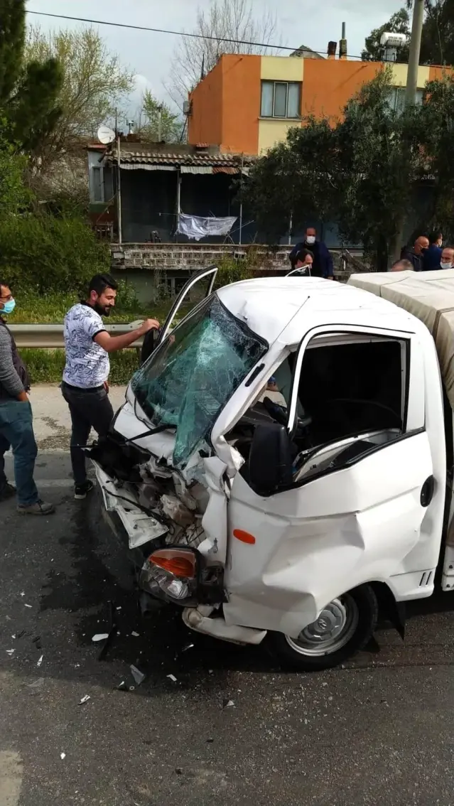 Tıra arkadan çarpan kamyonetin sürücüsü yaralandı