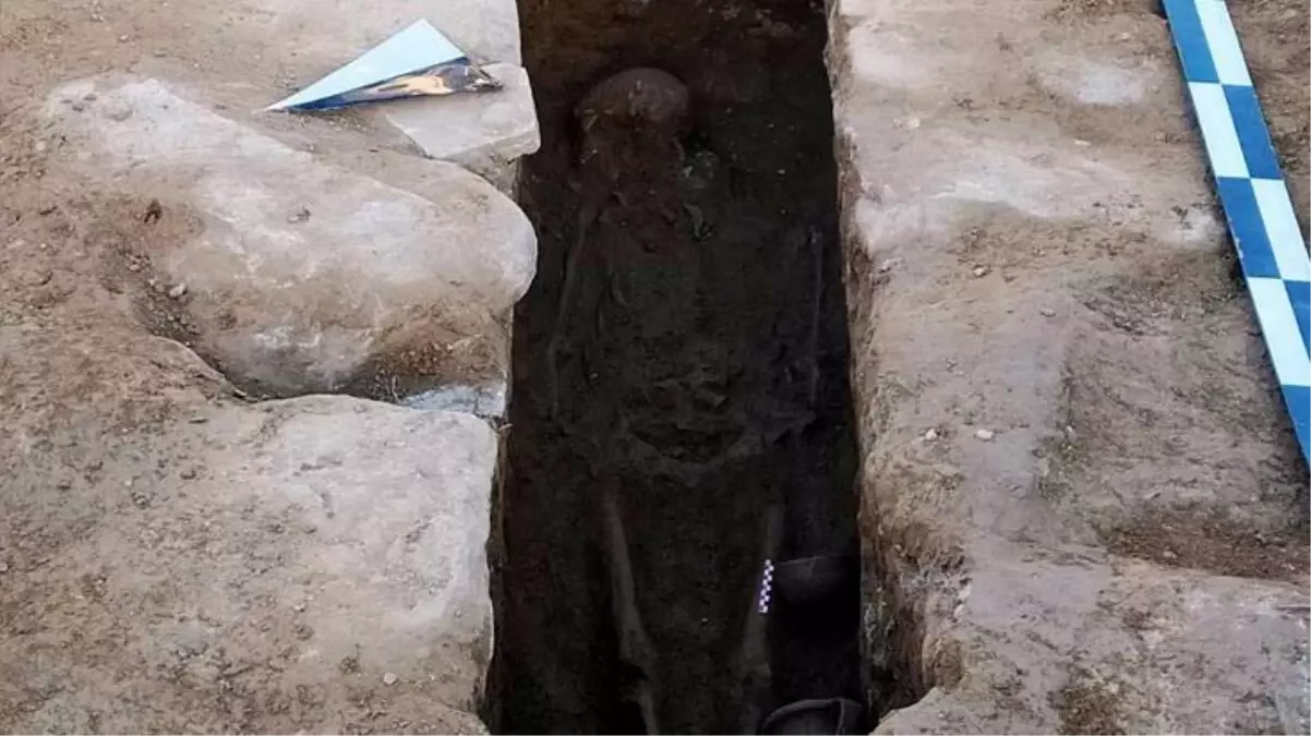 Tesadüfün böylesi! Tarla sürerken traktöre takılan taş lahit mezarı ortaya çıkardı