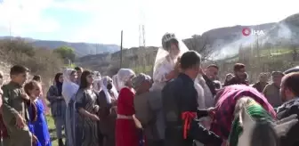 Unutulmaya yüz tutan geleneği yaşatılıyor...Gelini ata bindirip damat evine götürdüler