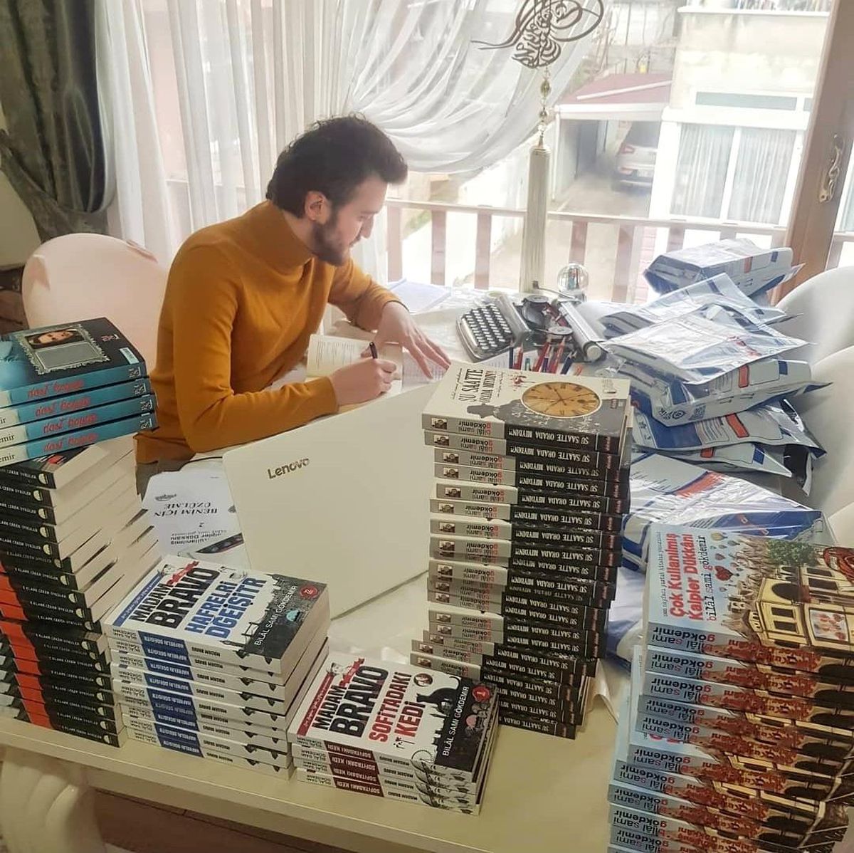 Yazar Bilal Sami Gökdemir\'den askıda kitap kampanyası