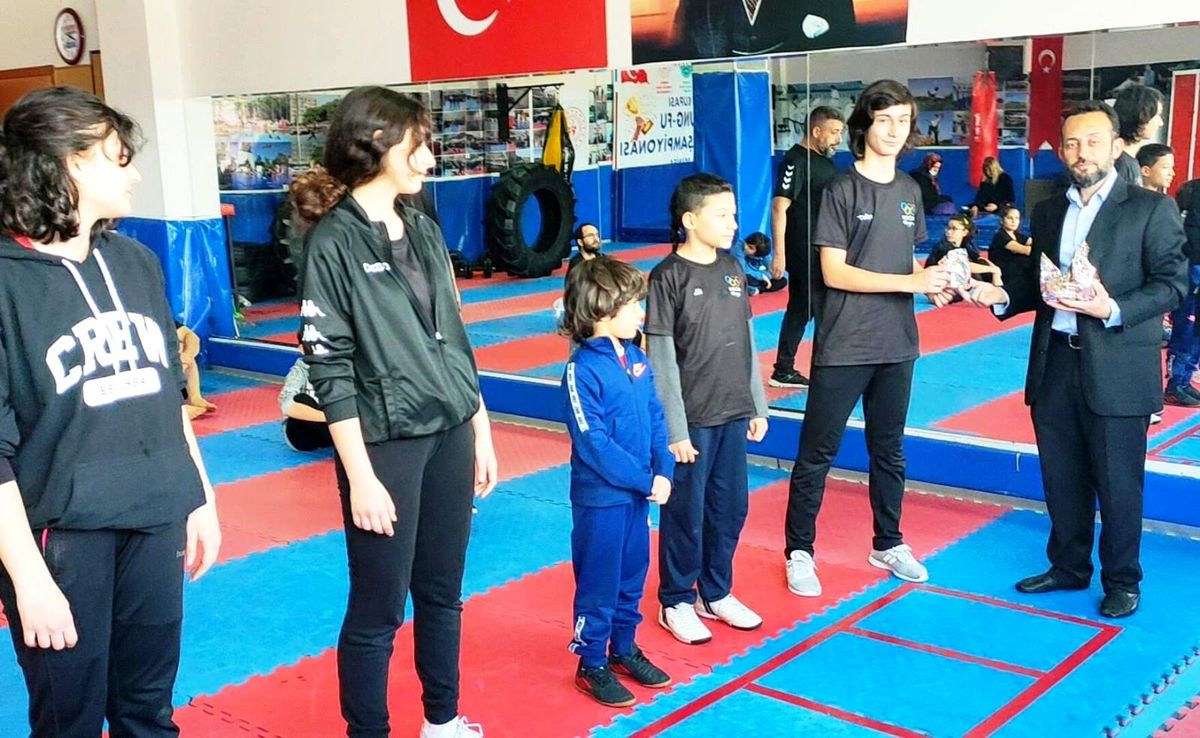 Yunusemreli şampiyon wushucular ödüllendirildi