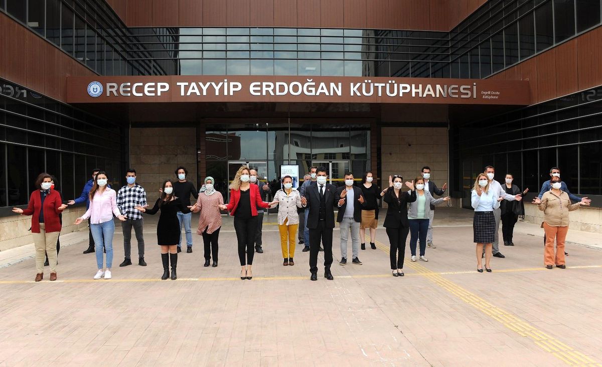 ADÜ\'de kütüphane personeli işaret dili öğreniyor