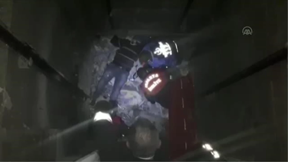 Asansör boşluğuna düşen kişi itfaiye ekiplerince kurtarıldı