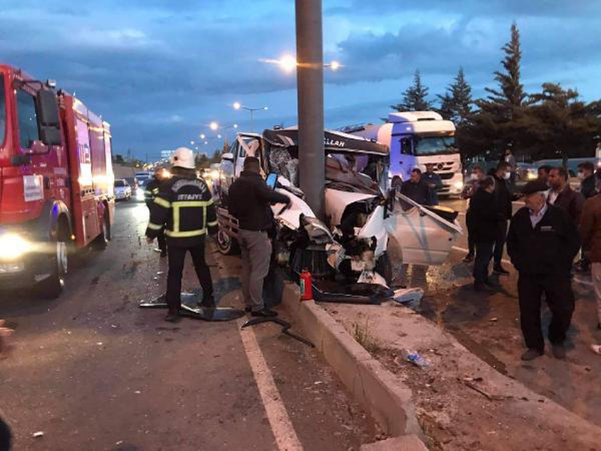 Son dakika haberleri... Aydınlatma direğine çarpan çekicinin sürücüsü öldü