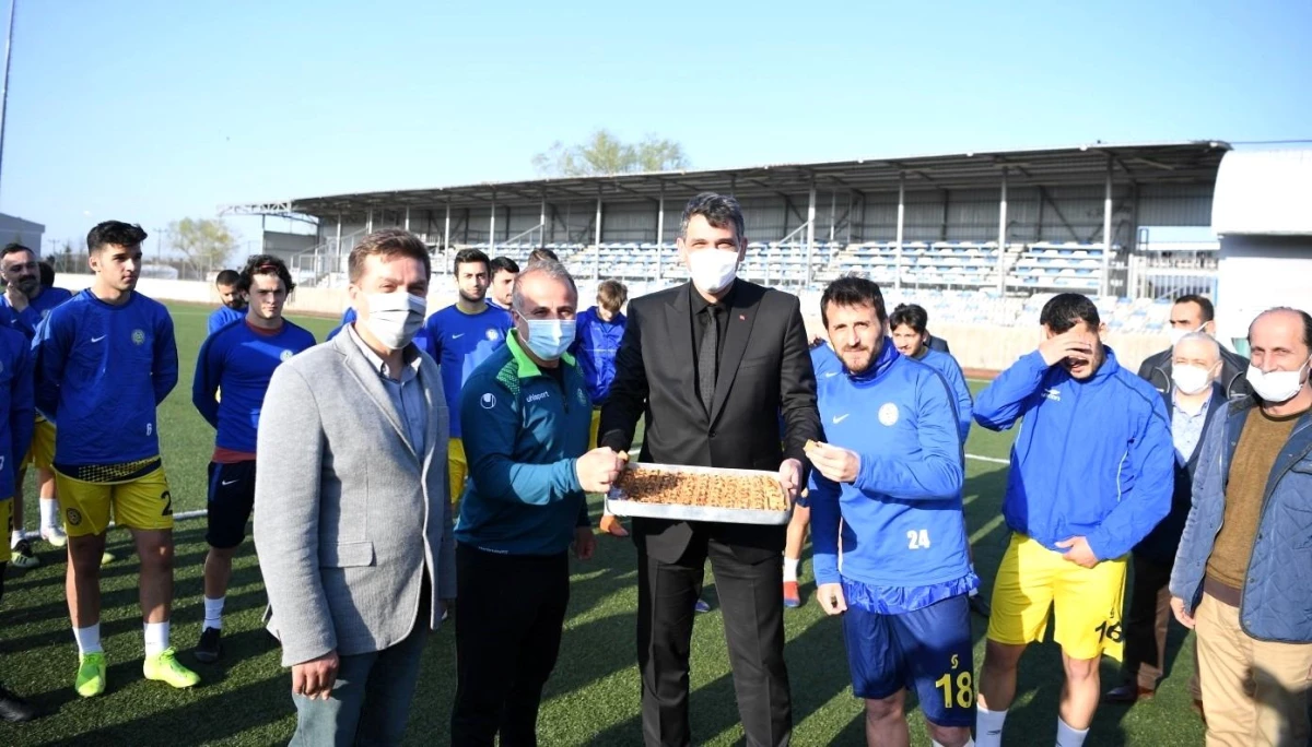 Bal ligi takımına belediye başkanından baklavalı moral