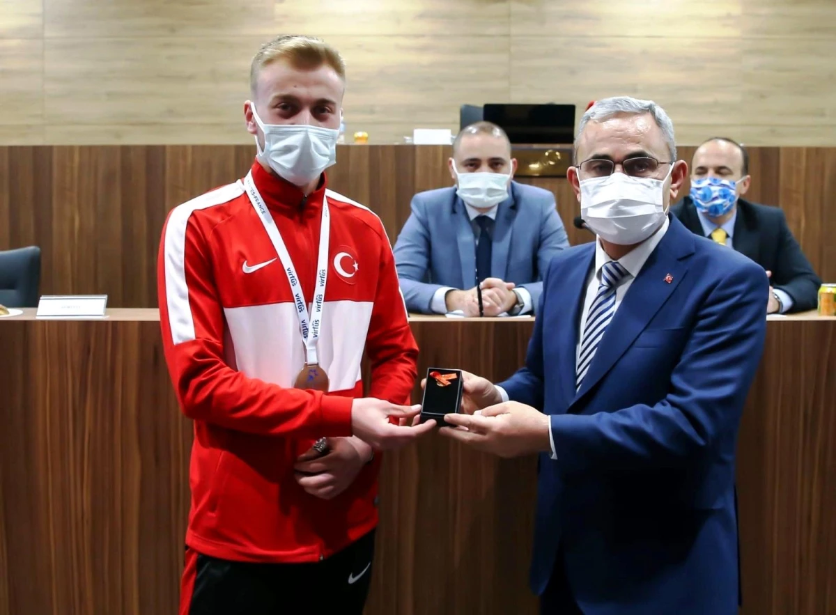 Başkan Işık, milli atlet Türker\'i ödüllendirdi