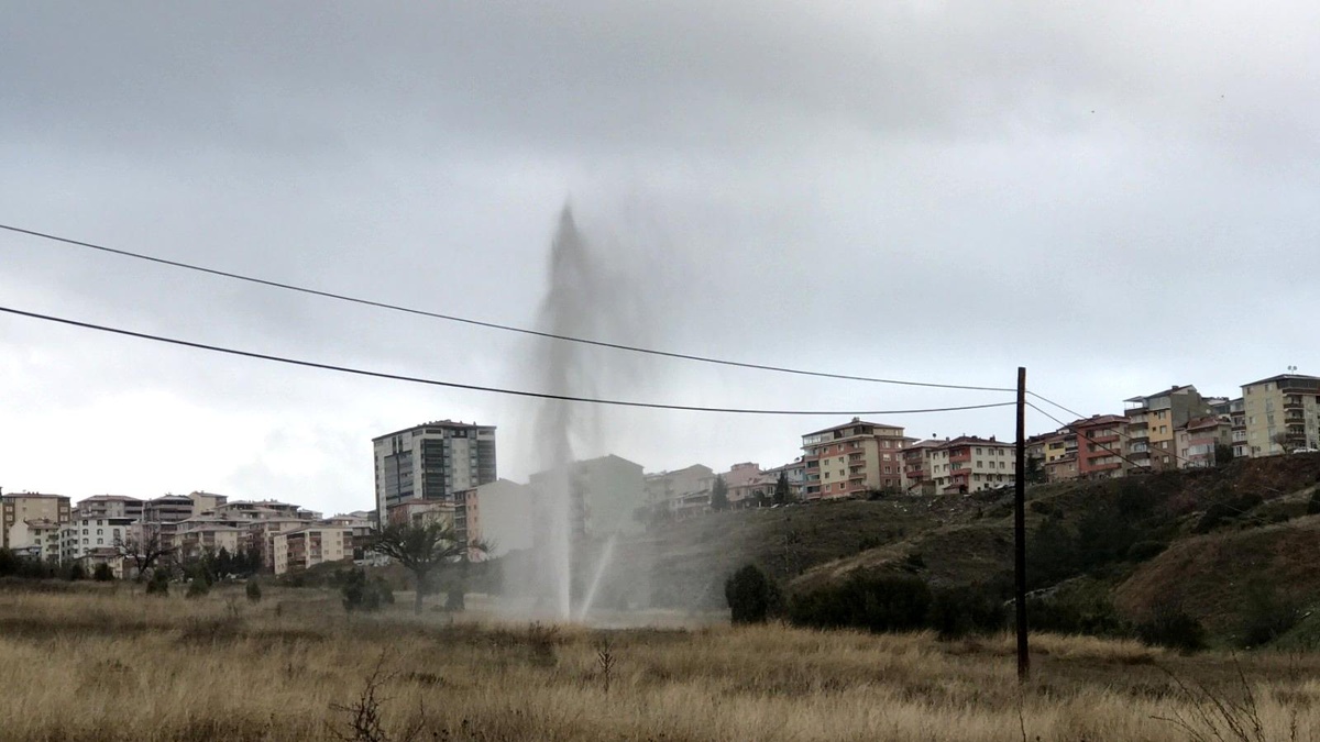 Bilecik\'te patlayan borudan çıkan su metrelerce yükseldi