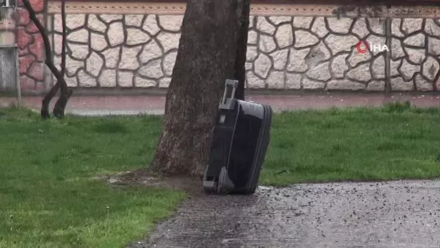 Bomba imha ekiplerinin patlattığı şüpheli valiz boş çıktı Bomba imha ekiplerinin patlattığı şüpheli valiz boş çıktı