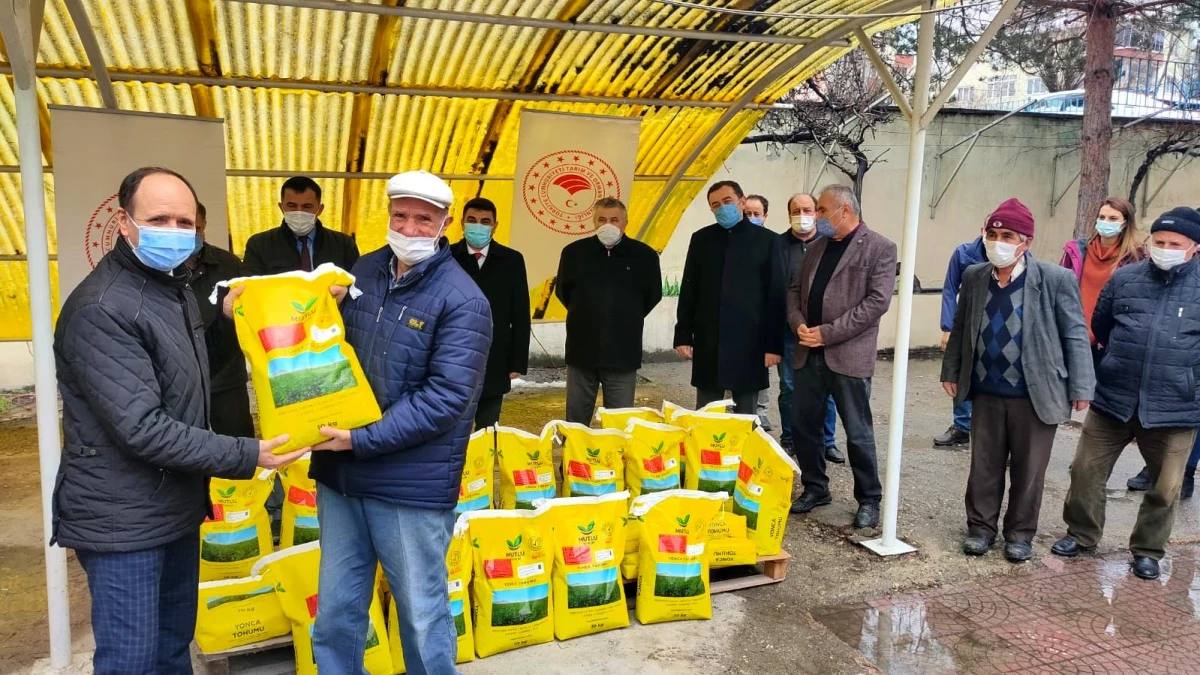 Bozüyük\'te çiftçilere yonca tohumu dağıtıldı