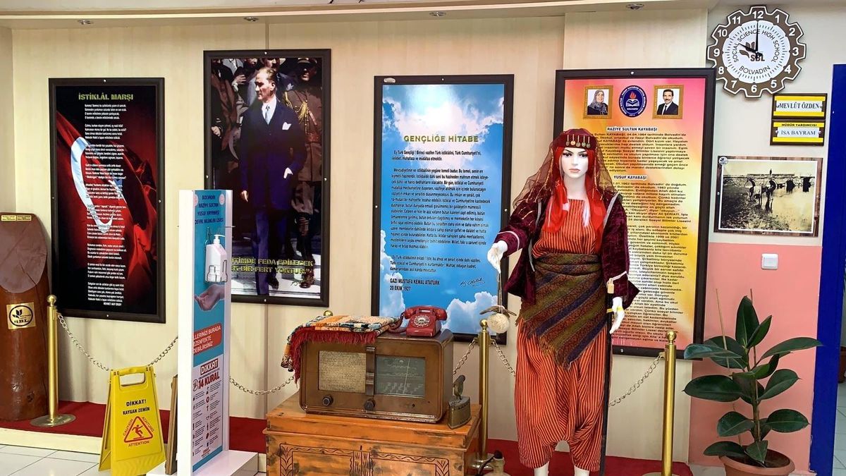 Bu sınıfa giren kendini zamanda yolculuğun içinde buluyor