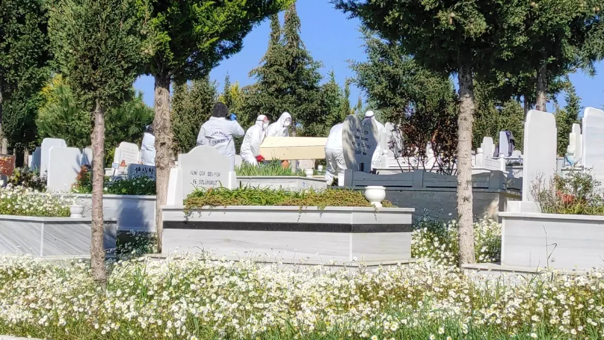 Çanakkale\'de yanlış yere defnedilen kişi çıkarılarak aile mezarlığına defnedildi