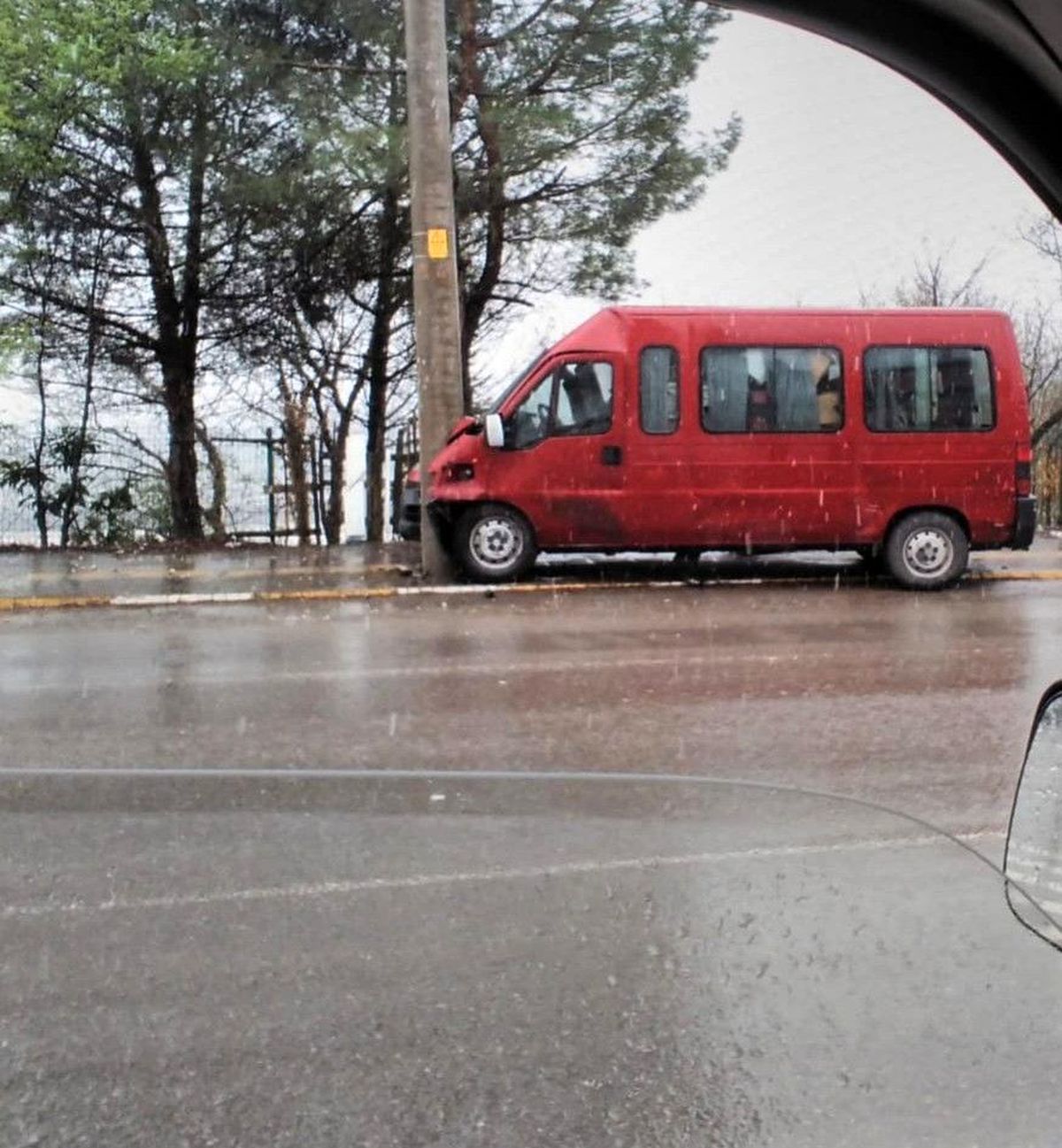 Direksiyonu kilitlenen araç elektrik direğine çarptı