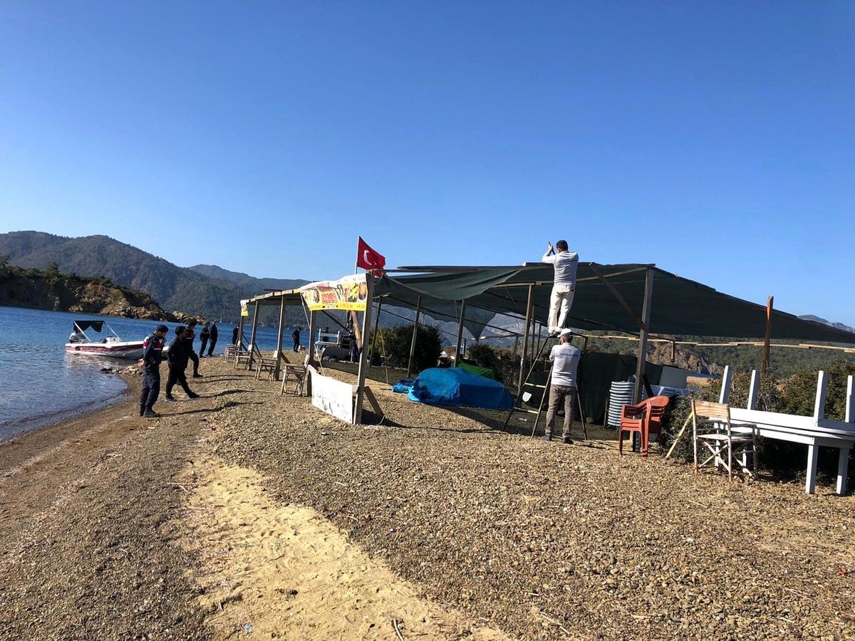 Fethiye\'deki Yassıca Ada\'da bulunan kaçak yapı yıkıldı