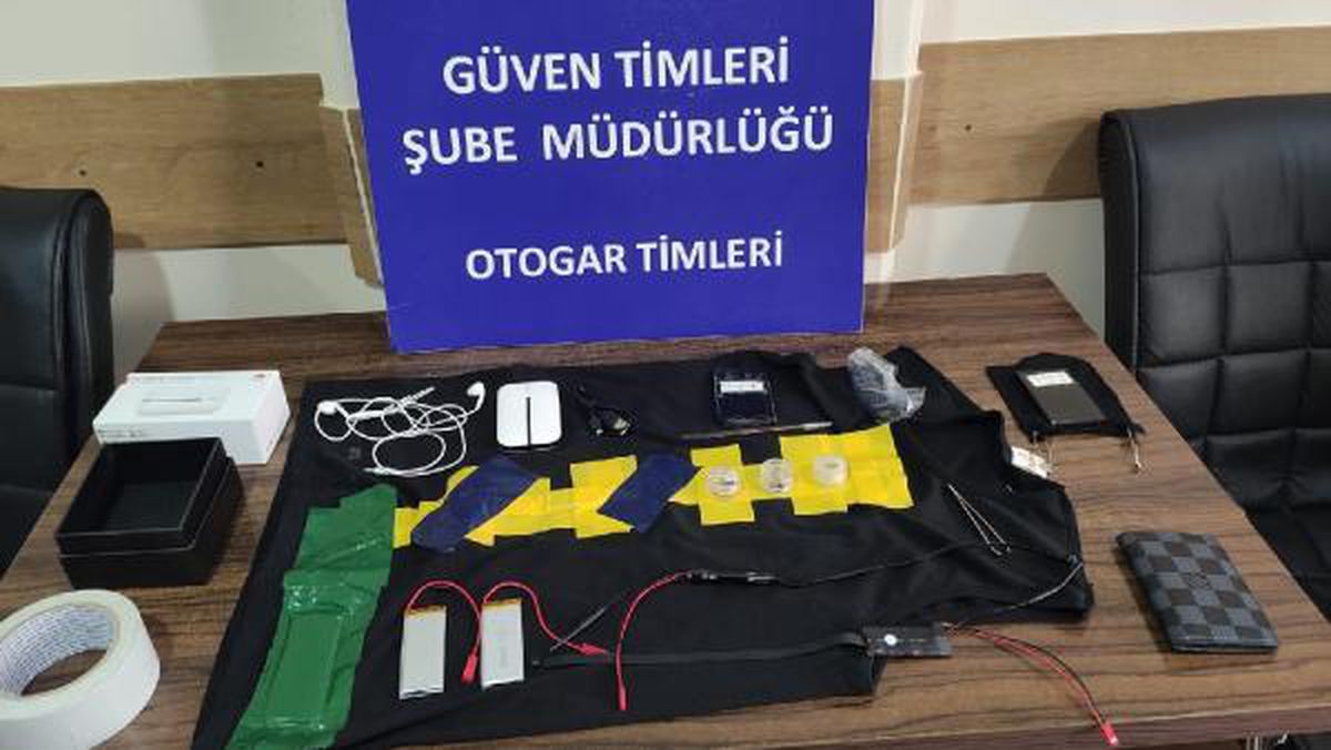 Son dakika haber: Ehliyet sınavında kopya verdiği iddia edilen kişi kameralı kopya düzeneği ile yakalandı