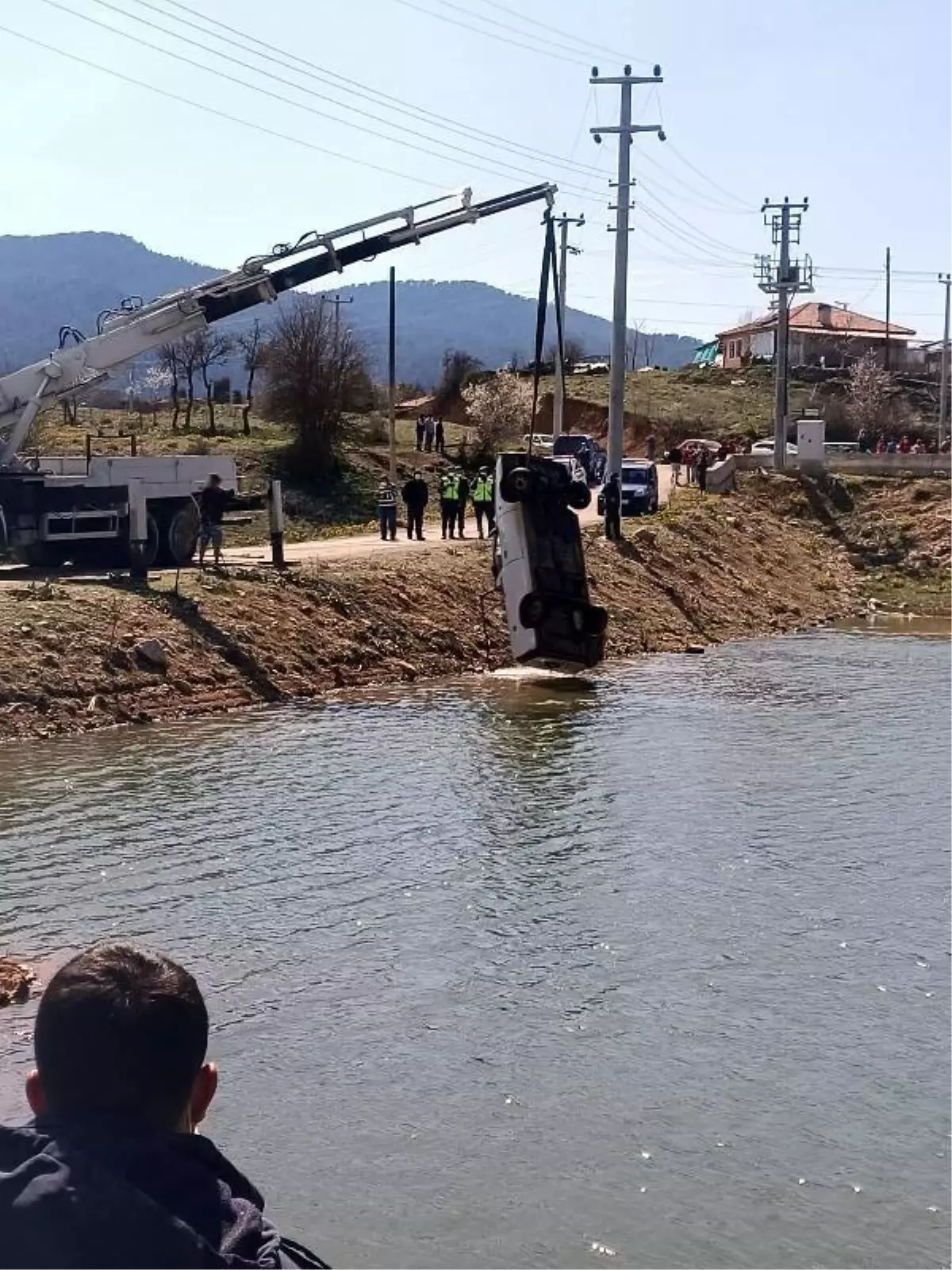 El frenini çekmeyi unuttu, gölete uçan kamyonetteki eşi öldü