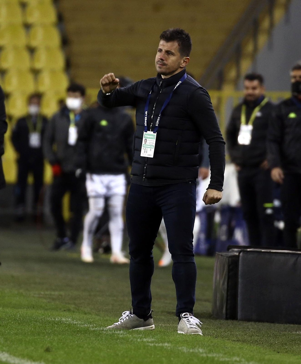 Emre Belözoğlu: "Fenerbahçe forması giyen herkesin arkasında durmaya devam edeceğiz"