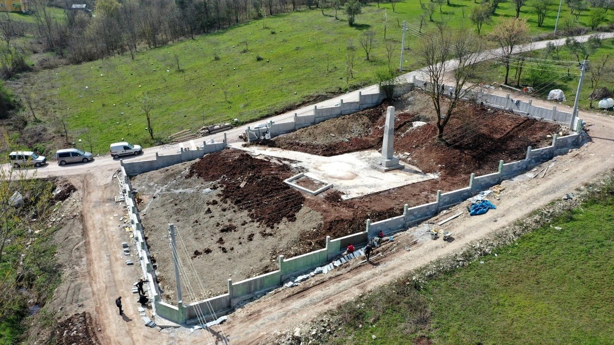 Ermeniler\'in katlettiği kayıkçı ailenin kabirleri şehitliğe dönüştü