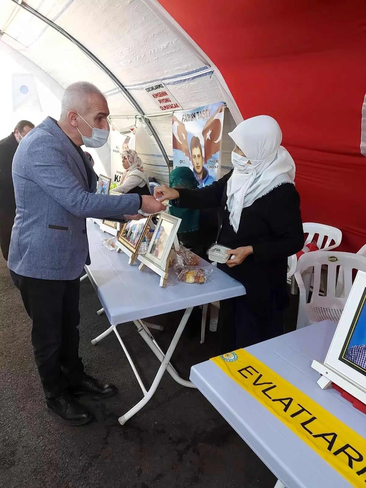 Evlat nöbeti tutan Diyarbakır annelerine \'çekme helva\' ikramı