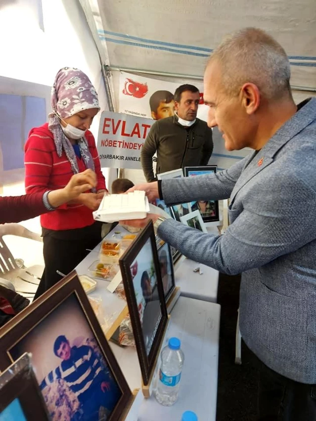 Evlat nöbeti tutan Diyarbakır annelerine 'çekme helva' ikramı