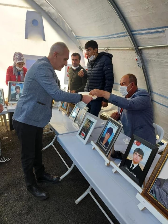 Evlat nöbeti tutan Diyarbakır annelerine 'çekme helva' ikramı