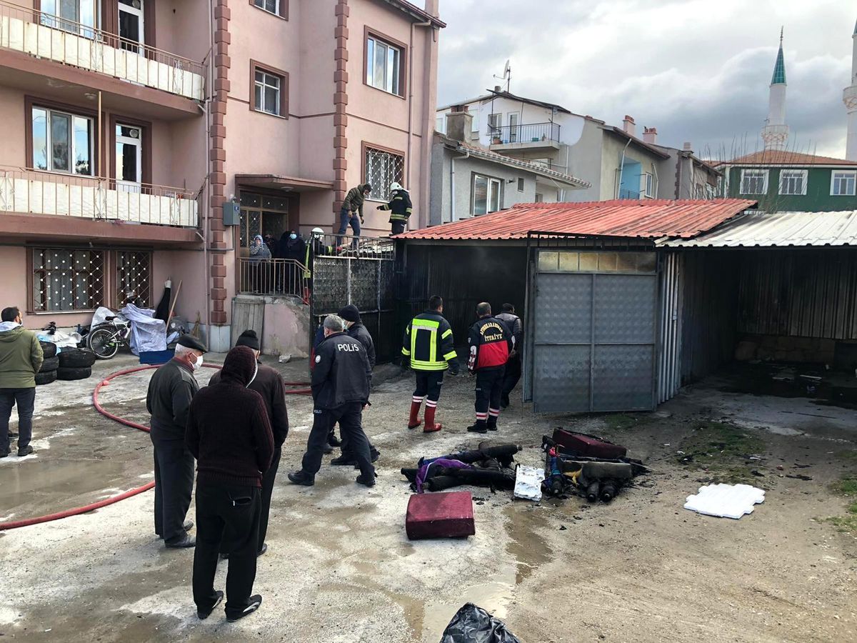 Garajda çıkan yangın paniğe neden oldu