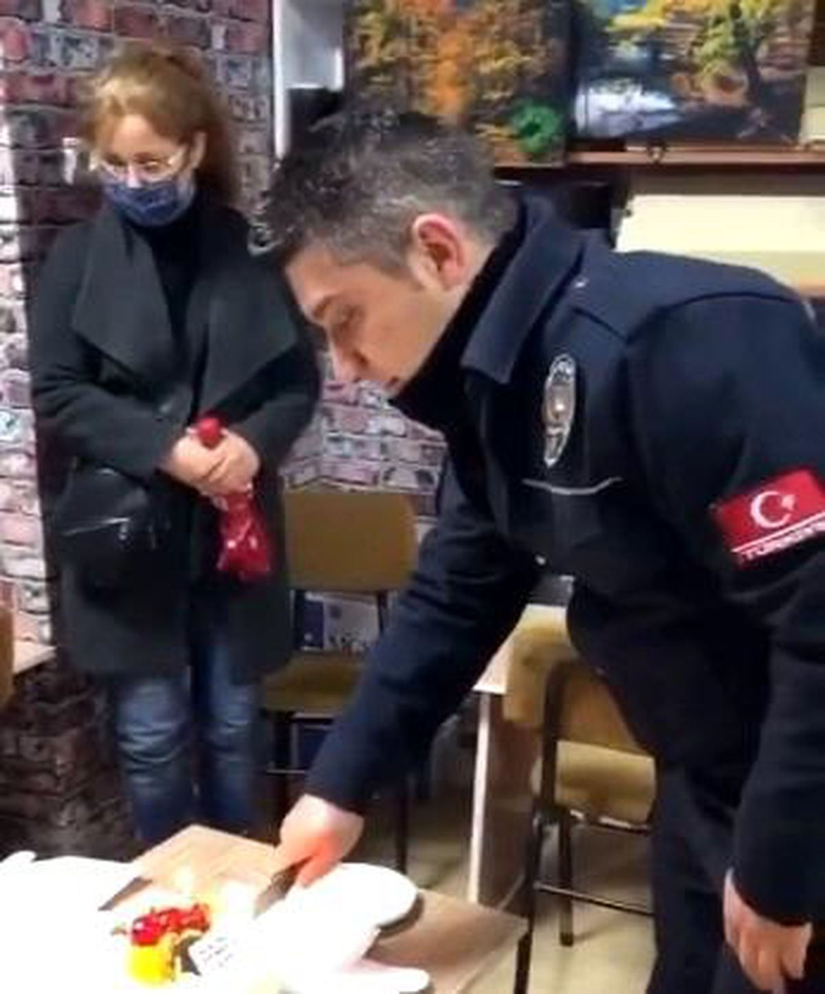 İhbarda bulundu, pastayla çiçekle karşıladı